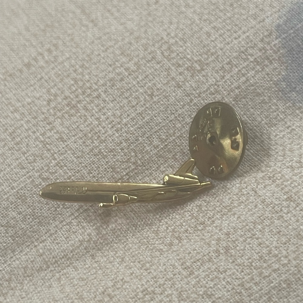 Federal Express flight pin. VINTAGE memorabilia